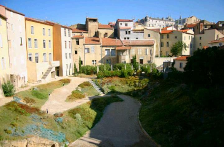 Le Petit Nid Des Arenes Apartment เบซิเยร์ ภายนอก รูปภาพ